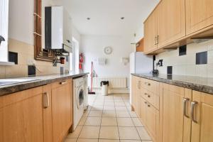 Modern 4 Bed Contractor Stay in Swansea TV in Every Room and Parking