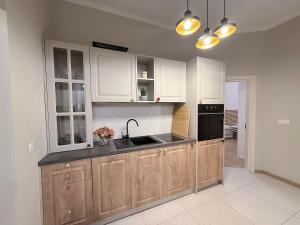 New top center cozy 3 bedroom apartment