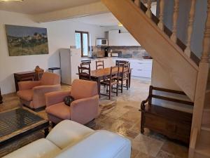 Grande maison entourée dun parc, étang et bois privé