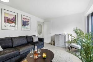 Seven Space - Cozy 3-Bed Stay with Parking
