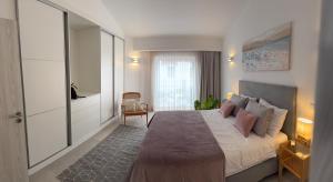 Sunny Acacia Apartment