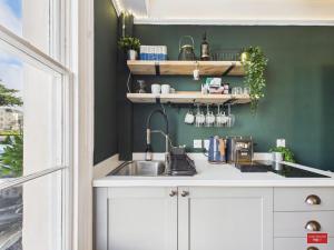 Daffodil Suite at Regency 24