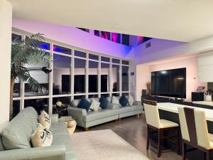 Two Storey Penthouse with 2 Parkings and Lake & City Views
