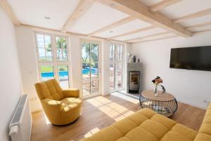 Huus an`t Diek, Luxus in Deichnähe, Erdgeschosswohnung mit Pool, Nähe Norddeich