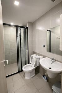 Modern Apartment with Pool & Gym