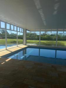 casa arejada em condomínio na praia de atlântida