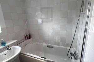 2 Bed Apartment Sleeps 4 -Near Airport -WiFi & Tv