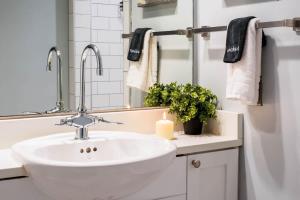 Obsidian 20ft Glass Wall Sauna & Free Parking