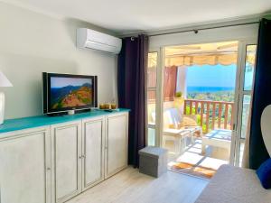 Cap Esterel - endroit magique entre mer et lEsterel - agréable 2 pièces au gout du jour vue mer