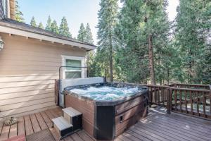 The Trailhead AC, Hot Tub, Hikes!