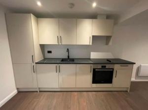 Lovely Apartment in Swindon Sleeps 4