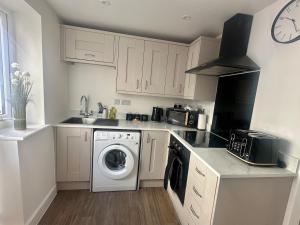 Cypress House - by Shortstays4u A Modern 2 Bedroom House in the town centre!