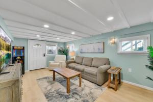 The Lazy Palm Cottage with Hot Tub and Near Beach