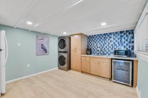 The Lazy Palm Cottage with Hot Tub and Near Beach