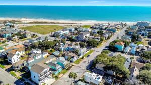 The Lazy Palm Cottage with Hot Tub and Near Beach