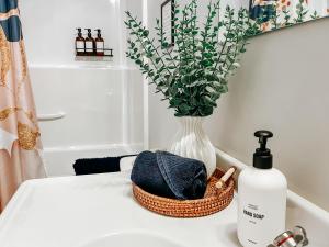 Sooke BnB Otter Point Getaway - Relax & Recharge in Nature, Private 7min to Sooke