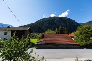 Modernes 90m2 Appartement mit Balkon & Bergblick