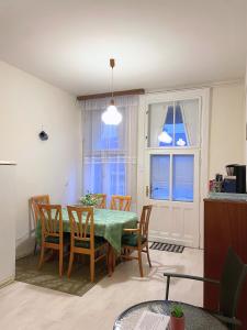 Bright, Spacious Classic Apartment in the City Center