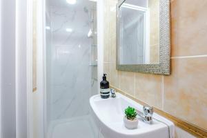 Jephsons Lodge Studio 4 - Free Parking, WiFi, Netflix & Prime, Cosy Basement Studio