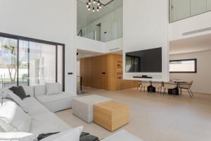 Ultra-Modern 5-Bed Luxury Chalet with Private Pool & Home Cinema 13 Min To Beach