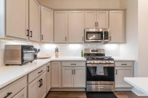 Spacious 4BR Near UNC Charlotte & Major Venues