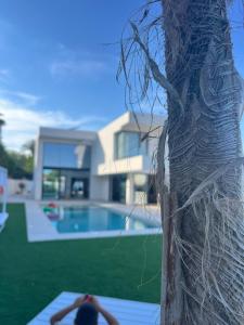 Ultra-Modern 5-Bed Luxury Chalet with Private Pool & Home Cinema 13 Min To Beach