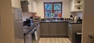 Heath Lodge Worcester 2 bedroom large detached home with free driveway CCTV parking for 2 cars or LWB van Close to M5 1 mile Dogs welcome on request