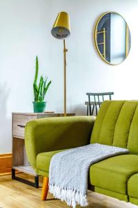 Jungle House Columbus Downtown Free Parking Sleeps 8 - Walk to Convention Center & Nationwide Arena - 1BR Short North Luxury Home - Over 5,800 Five Star Stays