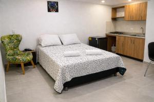 Apto Loft con balcón y baño Laureles Belén