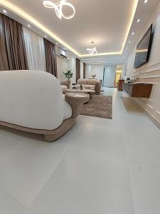 شقه بالدقي شارع الثورة الرئيسي