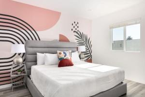 Central LA Escape Near Universal & Beaches