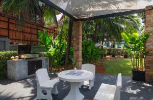Greenleaf Estate - 3bedroom Villa with large shared pool, Nai harn beach