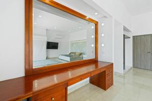 10BR Mansion Beachfront wPool and Disco