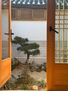 seoul hanok stay moonee