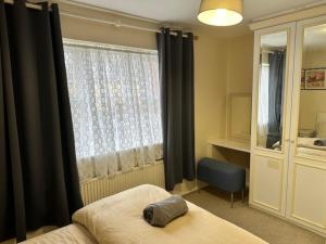 Raggio Place, 2 Bedroom family home with Free Parking & WiFi - London Thamesmead