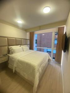 Elegant 1-Bedroom Apartment with Coworking Space