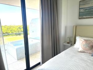 New Jacuzzi Beach Fun 2 bedroom at Cana Rock Star