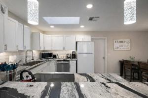 Romantic Retreat - Cozy Villa - Private Hot Tub