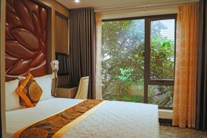 Queen Hotel Van Phu Urban