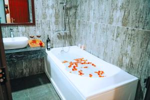 Queen Hotel Van Phu Urban