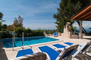 Deluxe Villa Sirena on the beach with Pool