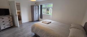The Calvers - Contractor ready 4-bed house parking, fast WIFI & smart TVs by Hosterooo
