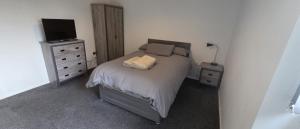 The Calvers - Contractor ready 4-bed house parking, fast WIFI & smart TVs by Hosterooo