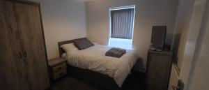 The Calvers - Contractor ready 4-bed house parking, fast WIFI & smart TVs by Hosterooo