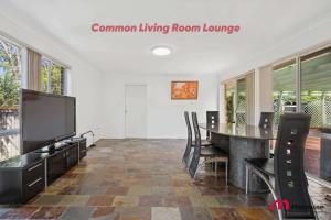 MetaWise Cozy Family Room in Shared Home Free Parking