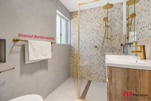 MetaWise Cozy Family Room4 in Shared Home Free Parking