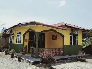 Nursoffi Homestay, yan
