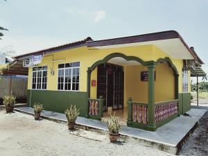 Nursoffi Homestay, yan