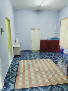 Nursoffi Homestay, yan