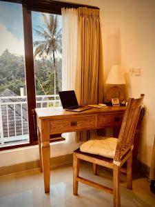 1 bedroom jungle flat with large balcony